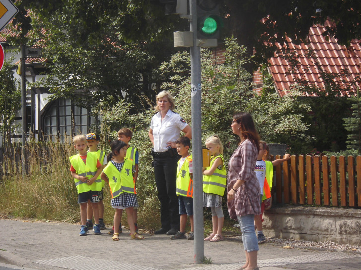 Prüfung Fußgängerdiplom mit Polizeioberkomissarin Silke Hitschfeld Foto: Verkehrswacht