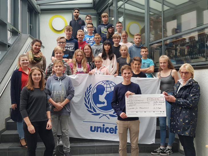 Die Schüler übergaben die erlaufenen Spenden an die Unicef.

Foto: Gymnasium am Bötschenberg