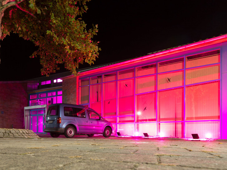 Mit insgesamt sechzehn LED RGB-Flutern leuchtete das Rathaus in Pink. Foto: Gemeinde Lehre