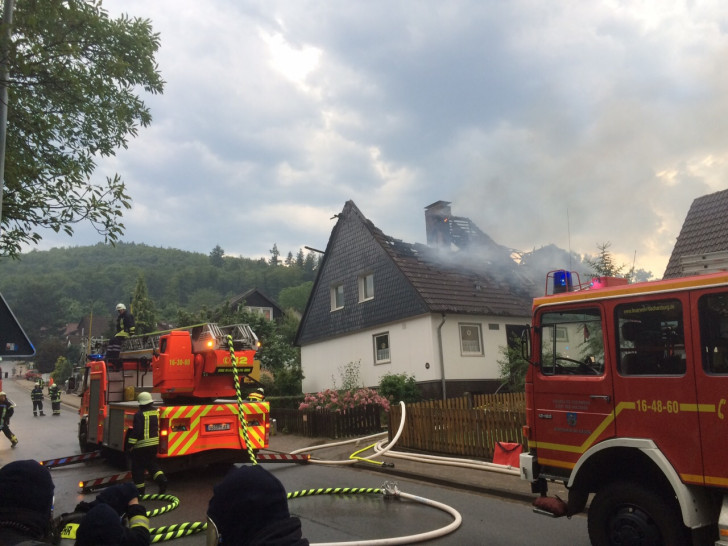 In Bündheim steht ein Einfamilienhaus in Flammen. Fotos: Anke Donner