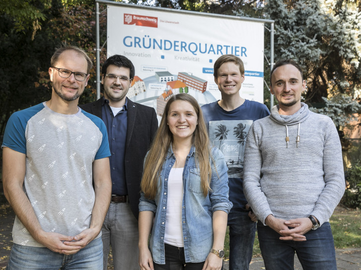 Sie wollen gemeinsam mit ihren Gründerteams im Start-up-Zentrum MO.IN den nächsten Schritt machen.  V.l.n.r.: Christopher Kebschull (OKAPI:Orbits), Stefan Hanisch (BrainPlug), Kristina Nikolaus (OKAPI:Orbits), Martin Schwerter, Eugen Koch (beide MinkTec). Foto: Braunschweig Zukunft GmbH / Peter Sierigk