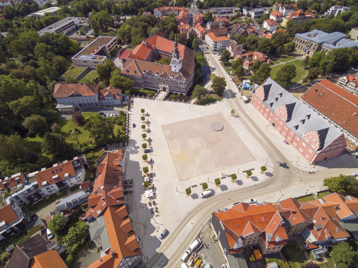 Der Schlossplatz soll eigentlich frei von Autos bleiben. Außerhalb der ausgewiesenen Flächen gilt ein Parkverbot. Foto: Stadt Wolfenbüttel, Fotograf: Henning Kramer (Aerial360)