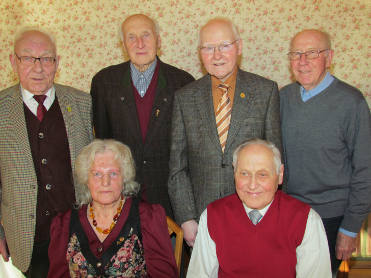 Im Bild die Wolfenbütteler mit dem Kreisvorsitzenden. Vord. Reihe Brunhilde Schöllecke und Hans Maidorn, dahinter v.li. Dieter Lorenz, Georg Hattwig, Fritz Folger und Gerhard Neumann. Foto: Lorenz 