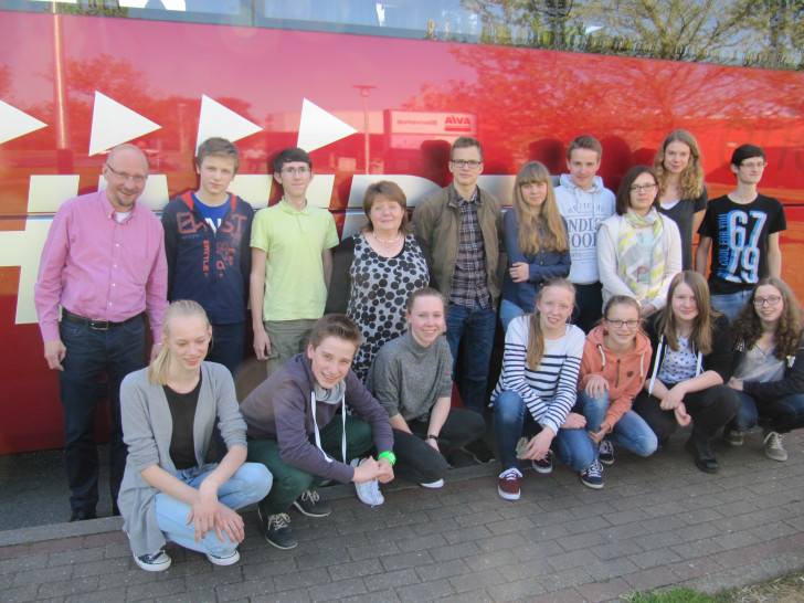 15 junge Cellistinnen und Cellisten in Cachan. Foto: Privat