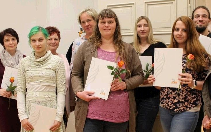 Teilnehmer des Qualifikationskurses präsentieren Ihre Zertifikate. Foto: Stadt Helmstedt