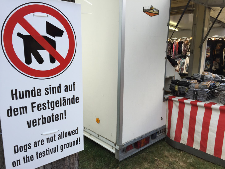 Hunde müssen in diesem Jahr draußen bleiben. Auf dem Schützenfest in Goslar herrscht Hundeverbot. RegionalHeute.de hat sich mal umgehört, was die Besucher dazu sagen: Foto/Video: Anke Donner/Max Förster