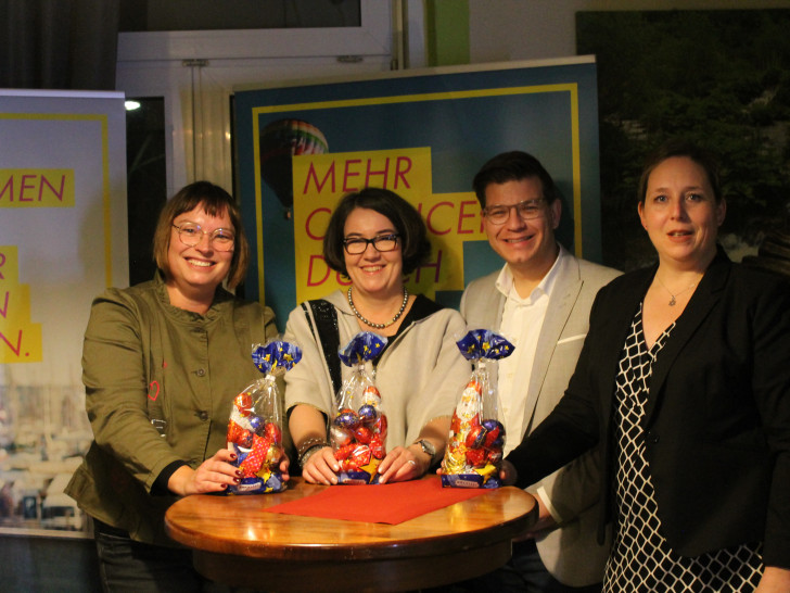 Die FDP-Landtagsabgeordneten Sylvia Bruns und Susanne Schütz (von links) sowie die Hebamme Patricia Könneker waren von Björn Försterling zu einem Themenabend über die Hebammenversorgung eingeladen. Foto: Christina Balder