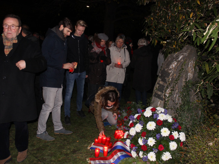 Viele Menschen nahmen am Mittwochabend an der Gedenkstunde zur Pogromnacht teil. Fotos: Anke Donner 