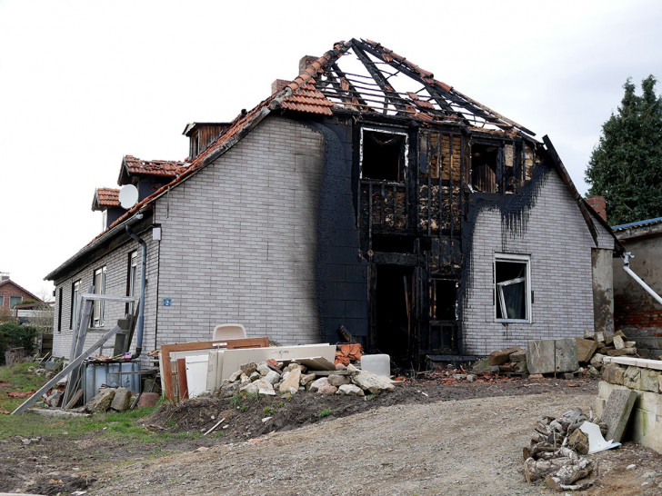 Das Haus wurde durch das Feuer stark beschädigt. Foto: Alexander Panknin