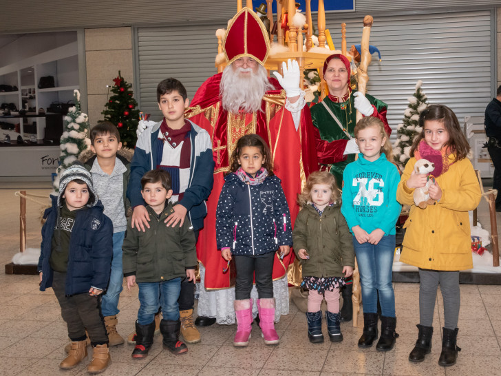 Die Kinder konnten sich über etwas Süßes und warme Worte freuen - außerdem wurden Weihnachtslieder gesungen. Foto: Tanja Bischoff