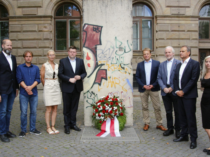 Oberbürgermeister Ulrich Markurth mit Vertretern aller Fraktionen. Foto: Siegfried Nickel