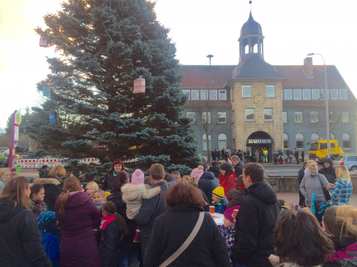 Auf dem Vienenburger Marktplatz wurde der Weihnachtsbaum geschmückt. Fotos: M.Mahnkopf