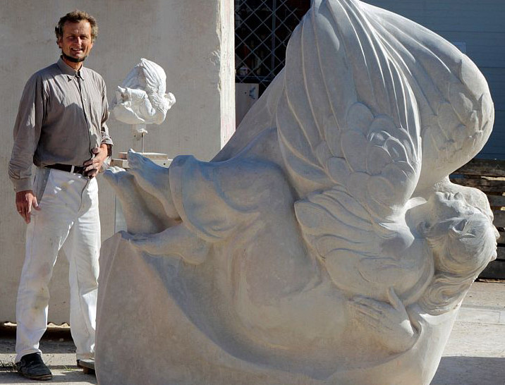 Künstler Magnus Kleine-Tebbe neben der Skulptur "Sola Fide". Foto: Privat