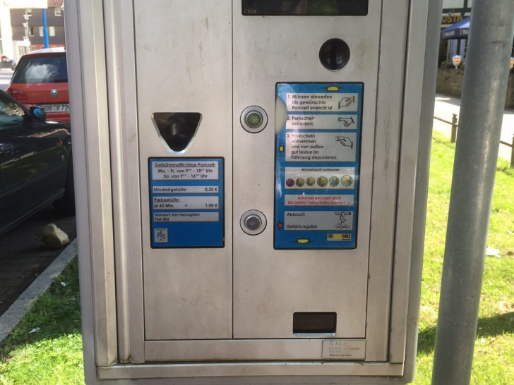 Dieser Automat legte sich quer und gab zwei statt einen Parkschein aus.  Foto: Marc Angerstein