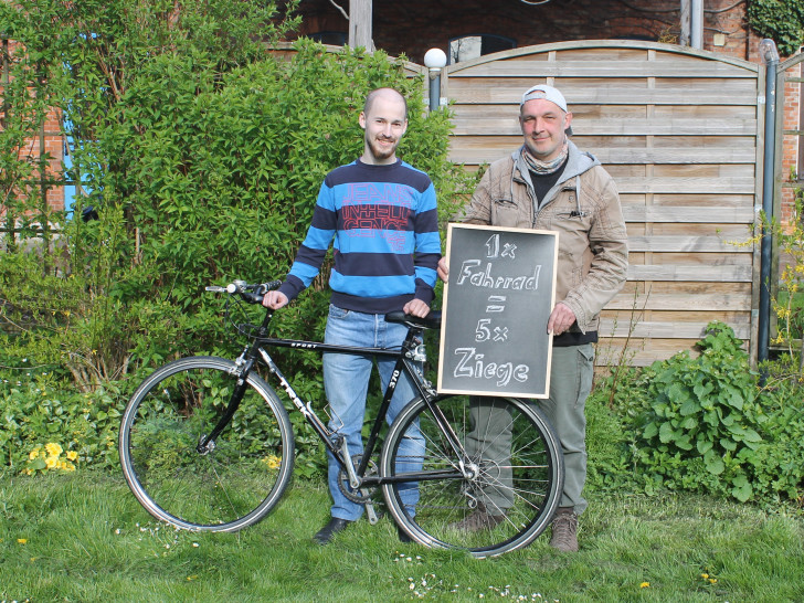 Fünf Ziegen für ein Fahrrad. Von links: Friederich Endreß und Stefan Temme.  Foto: Privat