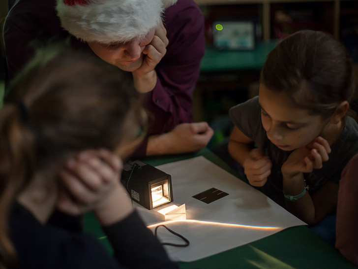 Schüler der Grundschule Hahndorf untersuchen den Lichteinfall in ein Prisma. Foto: Alec Pein