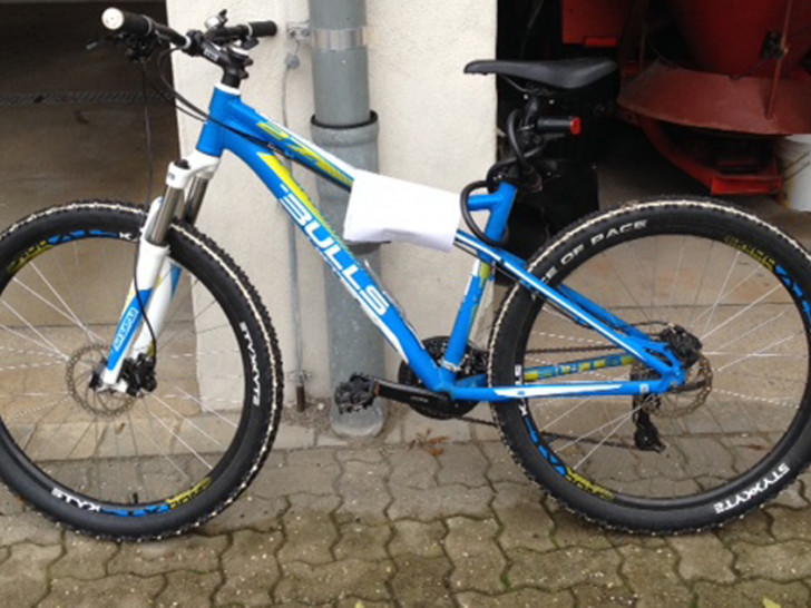 Blau-weiß lackiertes Mountain-Bike der Marke Bulls, Modell Sharptail. Foto: Polizei