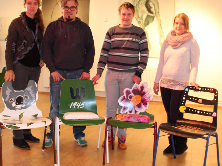 Nina Heptner, Mark Napieralski, Andy Porrey und Lara Pardey mit den zu versteigernden Stühlen in der Ausstellung peng!. Foto: Privat