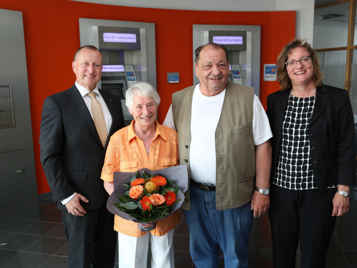 Steffen Krollmann und Michaela Raab gratulieren Manfred und Ruth Söchtig zum Gewinn von 2.500 Euro. Foto: Volksbank BraWo