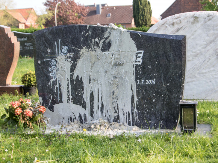 Ein Grabstein auf dem Friedhof in Lesse wurde geschändet. Foto: Rudolf Karliczek