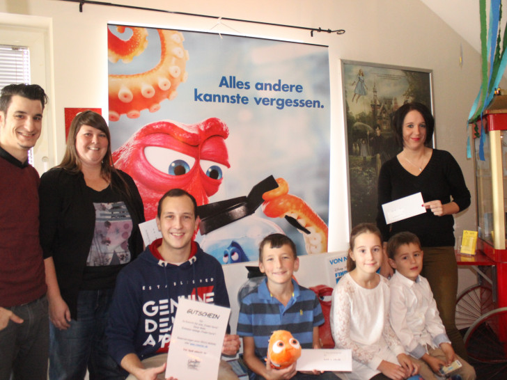 Maic Matthias vom Cinestar Wolfenbüttel konnte am Freitag die Tickets für "Findet Dorie" an die Gewinner übergeben. Foto: Anke Donner 