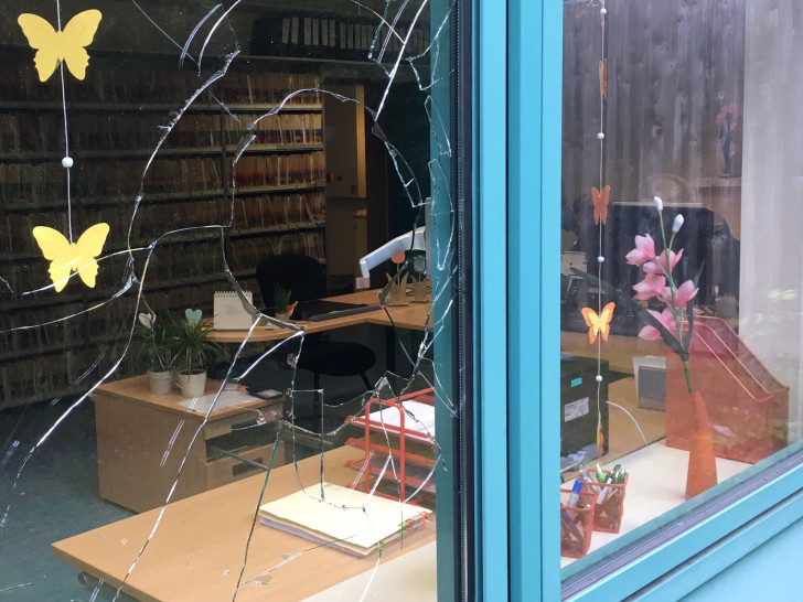 Steinwürfe zerstörten die Fensterscheiben. Foto: Landkreis Peine