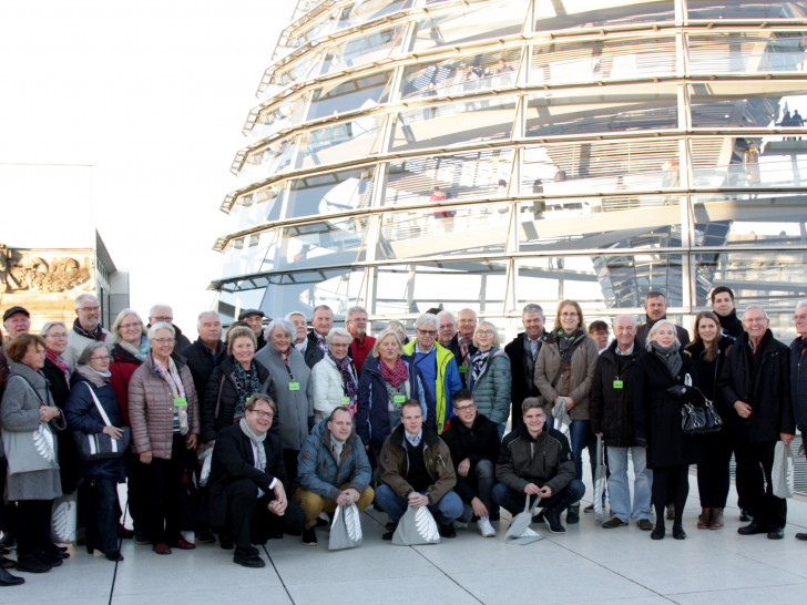 Die Besucher vor der Glaskuppel des Reichstages. Foto: Carsten Müller