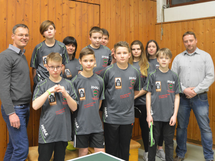 Die TTV Jugend freut sich über ihre neuen Trikots. Foto: Verein