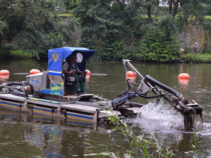 Wie beim Kahnteich wird auch im Stadtpark Oker so ein amphibisches Fahrzeug im Einsatz sein, um das Gewässer vom Schlamm zu befreien. Foto: Stadt Goslar