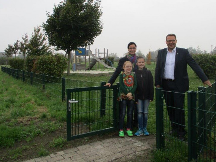 Graslebens Bürgermeisterin Veronika Koch und Samtgemeindebürgermeister Gero Janze schauten sich den neu gestalteten Spielplatz. Foto: Samtgemeinde Grasleben