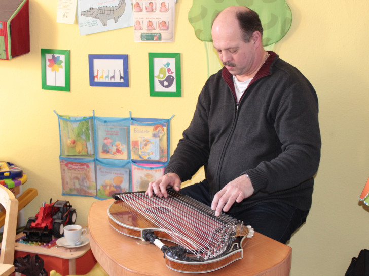 Ulrich Zander spielt auf seiner Zither. Foto: Anke Donner