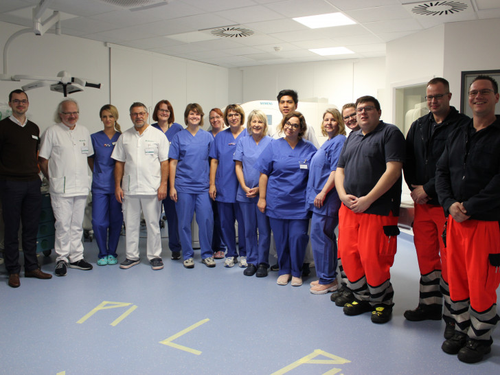 Besprechung nach dem „Schockraum-Training“:  v. l. Schildautal Kliniken-Geschäftsführer Sebastian von der Haar, Dr. med. Gregor Herrendorf, Lt. Oberarzt/Leiter der  ZNA, Svenja Wüstefeld, pflegerische Leitung der Notaufnahme, Chefarzt Dr. med. Haldun Celebi, Facharzt für Chirurgie, Unfallchirurgie, Viszeralchirurgie und spezielle Viszeralchirurgie, und weitere Teilnehmer der Übung. Foto: Asklepios Kliniken Schildautal

 