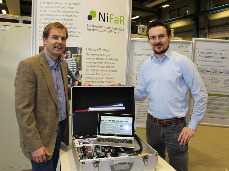 Sven Pape (rechts), Allianz für die Region GmbH, übergibt den Energiemesskoffer an Professor Dr.-Ing. Holger Brüggemann von der Niedersächsischen Lernfabrik für Ressourceneffizienz. Foto: NiFaR e.V.
