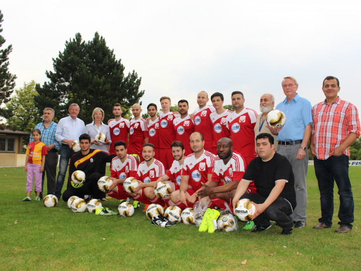 Der Kultur- und Sport Club Wolfenbüttel mit Trainer Ekrem Benli zusammen mit Wilhelm Schmidt, Präsident des AWO Bundesverbandes, Gabriele Siebert-Paul, Vorstandsvorsitzende des AWO Bezirksverbandes Braunschweig, Axel Gummert, Vorsitzender der Wolfenbütteler Heimatstiftung und Manov Basi, dem stellvertretenden Vorsitzenden des KSC. 