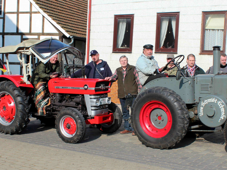Zahlreiche Oldtimer- Traktoren aus dem Landkreis Wolfenbüttel kamen zum Treffen vor dem Heeseberg- Museum. Foto: Bernd-Uwe Meyer