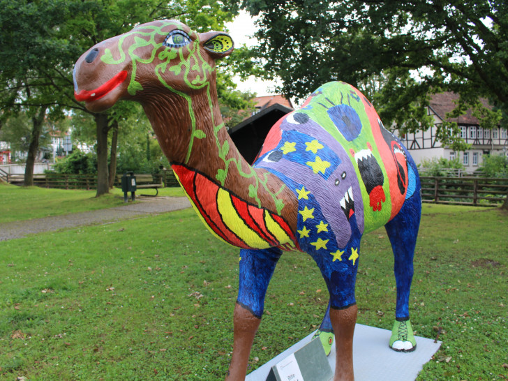 Das bunte Kamel wurde von Schülern der Henriette-Breyman-Gesamtschule gestaltet. Foto: Jan Borner