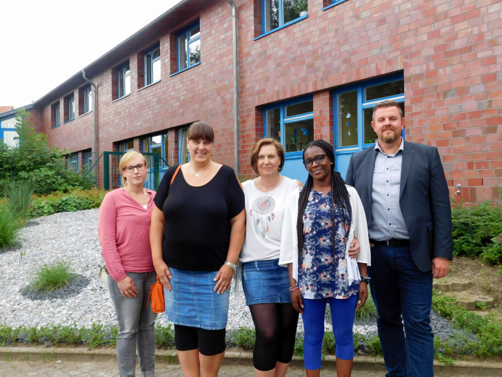 Vl. Vanessa Jur, Nicole Obst, Petra Thonke-Krüger, Janet Adiambo und Andreas Busch. Foto: Gemeinde Lehre