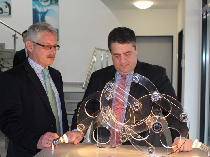 Ulrich Bosse aus der Firmenleitung von Schmidt-Kupplung mit Bundeswirtschaftsminister und Vizekanzler Sigmar Gabriel vor einem Kupplungsmodell, Fotos: Jan Borner