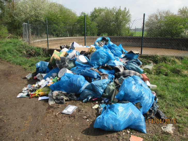 Gut fünf Kubikmeter Müll illegal entsorgt. Foto: Polizei Gifhorn