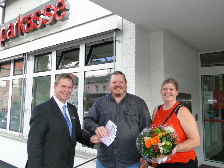 Einmal in die Hand nehmen: Kai und Judith Janzen durften ihren Gewinn in Höhe von 5.000 Euro schon mal in bar fühlen, bevor Kundenbetreuer Klaus Lemme (l.) den Betrag auf ihr Konto überwies. Foto: Sparkasse Gifhorn-Wolfsburg