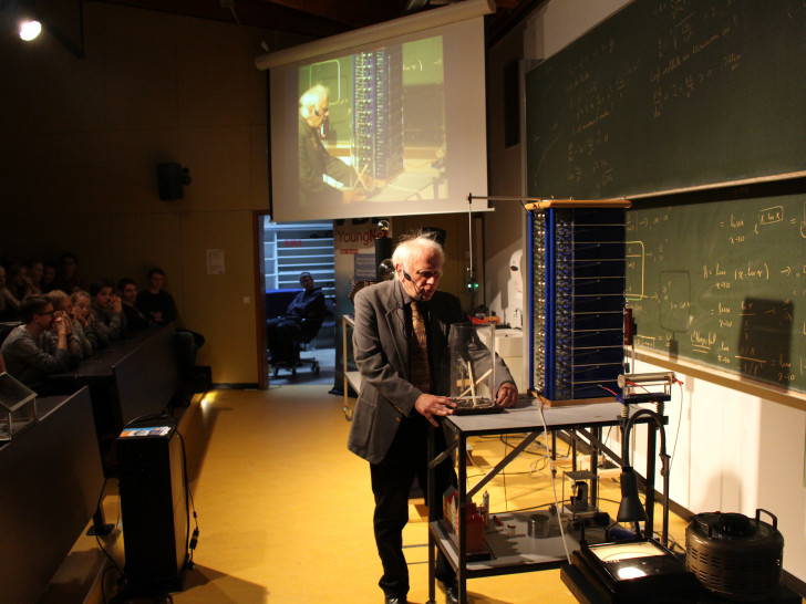 Dipl.-Ing. Felix Kraus begeisterte die Schülerinnen und Schüler mit anschaulichen Experimenten. Fotos: Bernd Dukiewitz
