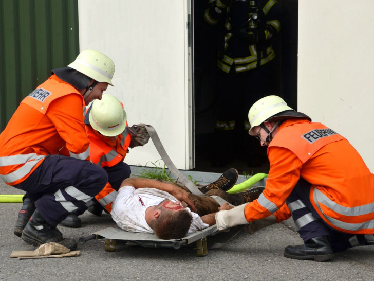 Ein Verletzter musste aus der über 60 Grad heißen Halle gerettet werden. Fotos: Michael Gose Pressestelle Feuerwehr Landkreis Gifhorn
