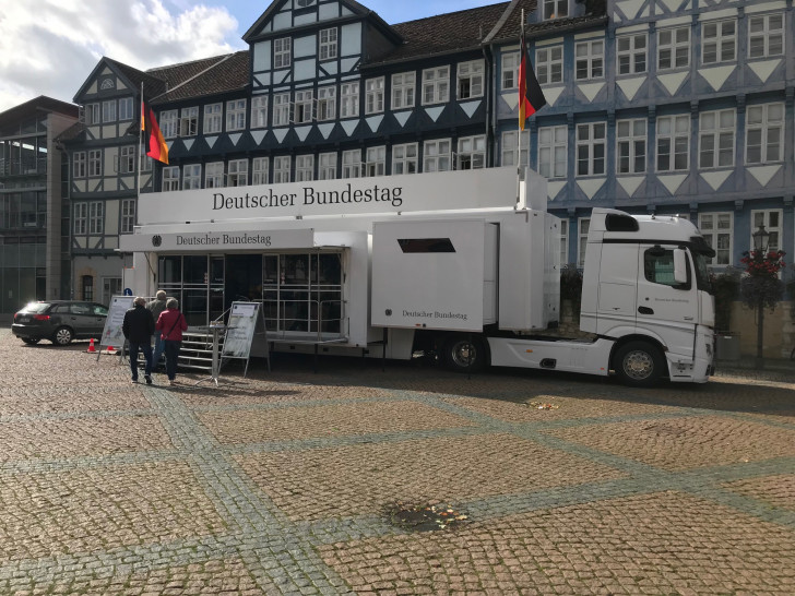 Der Info-Truck vor dem Rathaus informiert noch bis morgen über den Deutschen Bundestag. Fotos/Podcast: Marc Angerstein