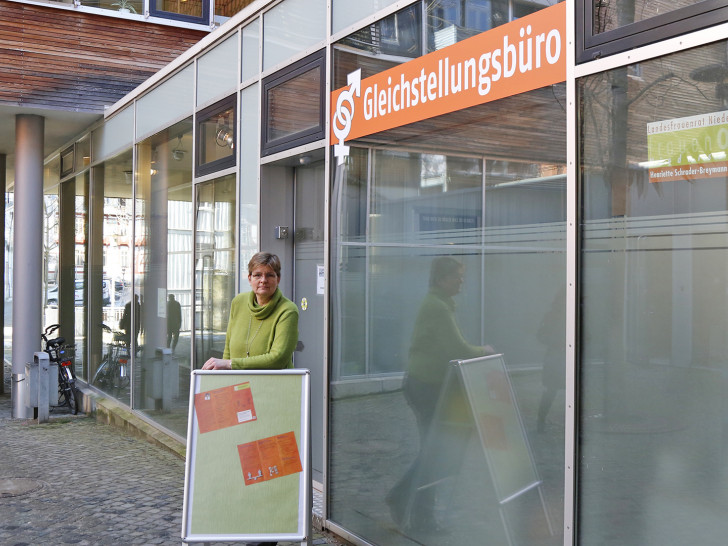 Die Gleichstellungsbeauftragte
 vor ihrem neuen Büro. Foto: Stadt Wolfenbüttel