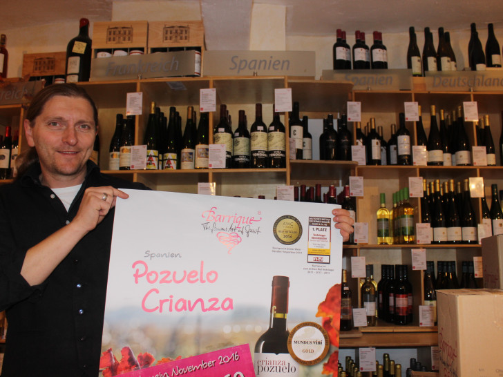 Jörn Zeisbrich, Geschäftsführer des Barrique, präsentiert den Wein des Monats Pozuelo Crianza. Foto: Anke Donner