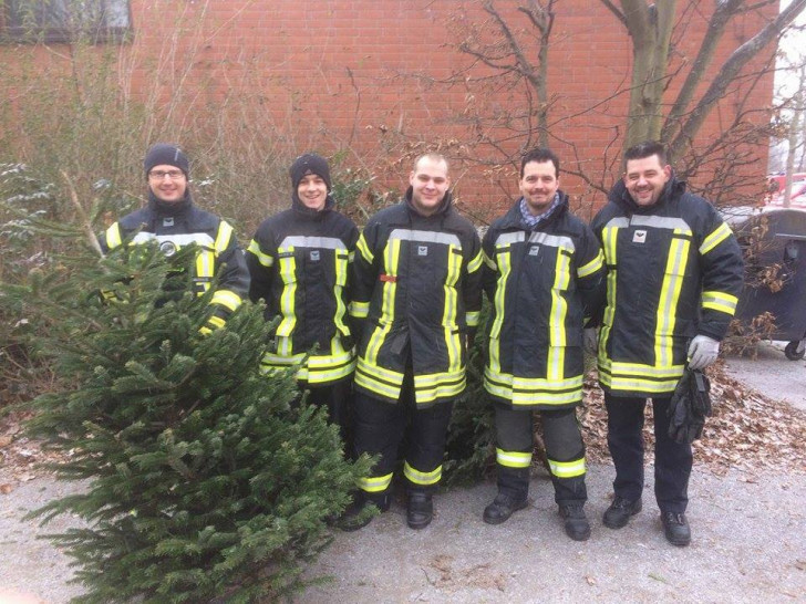 Die Feuerwehr Wolfenbüttel nahm am Weihnachtsbaumweitwurf teil. Foto: privat