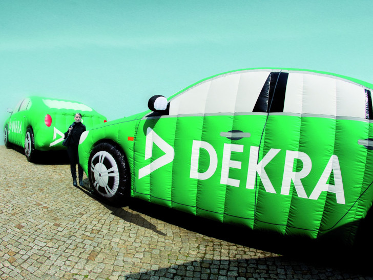 Die riesigen Gulliver-Fahrzeuge sollen den Verkehrs aus Sicht von Kindern zeigen. Foto: Dekra