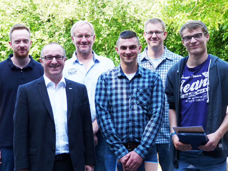 Ausbildung erfolgreich abgeschlossen: Geschäftsführer Olaf Schröder (zweiter von Links) gratulierte Fynn Bollinger (vierter von links) und Eric Monitzkewitz (r.) und dankte ihren Ausbildern sowie der Jugendausbildungsvertretung (hintere Reihe) für die gute Unterstützung. 