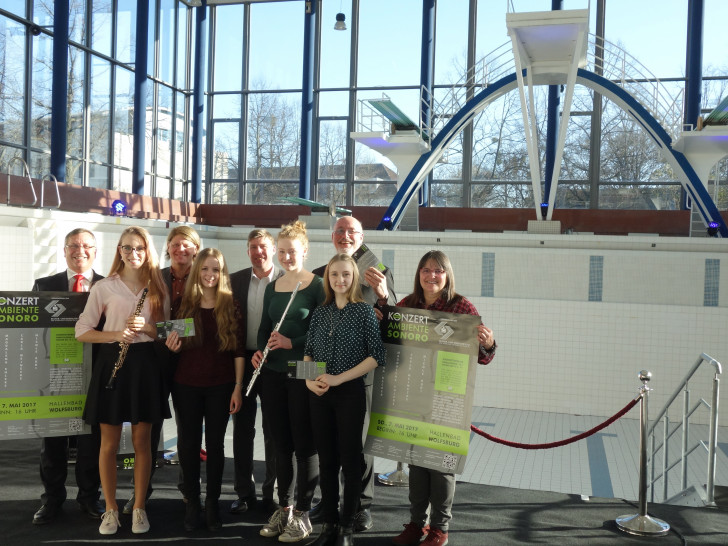 Die Stipendiatinnen Jasmin Werner (vorne von links), Nicole Rudi, Magdalena Ehlers und Carla Meinecke mit Jürgen Kröger (hinten von links), Sparkasse Gifhorn-Wolfsburg, Matthias Klingebiel und Andreas Meyer der Musikschule Wolfsburg, Christian Eichler, Sparkasse Gifhorn-Wolfsburg und Brunhild Maxa, Kreis- musikschule Gifhorn. Foto: Sparkasse Gifhorn / Wolfsburg