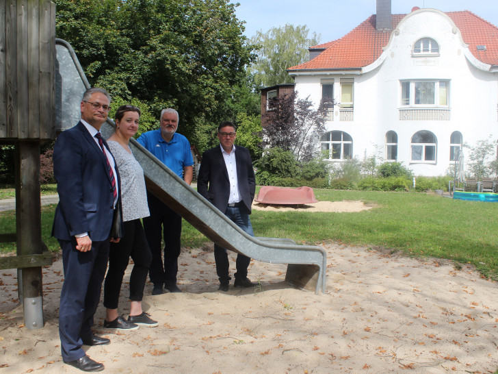 Volker Rasche (Ev. Stiftung Neuerkerode), Uta Siegling (Leitung Landhaus Querum), Harald Mikat und Michael Jassmann (Vorstand Humanitas e.V.) am Landhaus in Querum. Foto: Evangelische Stiftung Neuerkerode